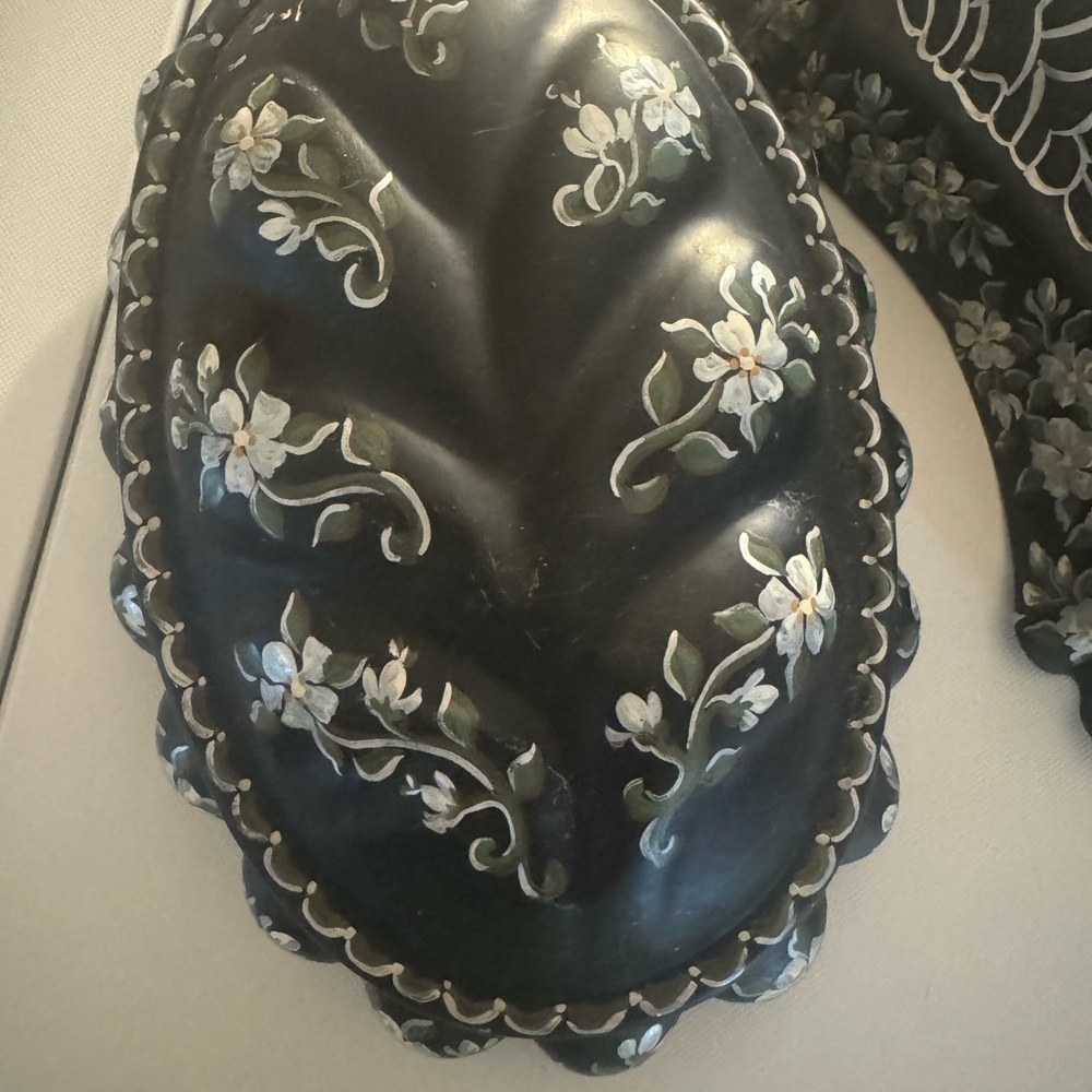 2 Piece Set of Black Tin Decorations, Hanging Painted with White Flowers. - Picture 3 of 16